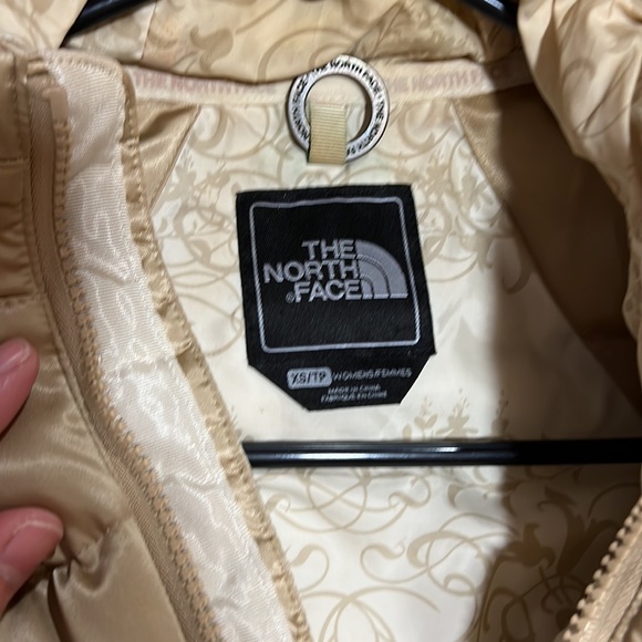 The North face puffer Vest with fur🎄🎄🎄 size Xs Tp.. - Picture 5 of 6